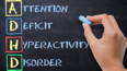 Lavagna con mano che scrive: Attention Deficit Hyperactivity Disorder