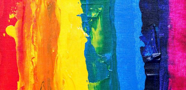 Immagine di una tela con strisce di pittura a formare un arcobaleno