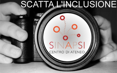 immagine raffigurante una macchina fotografica con il logo del Centro SInAPSi nell'obbiettivo e la scritta "SCATTA L'INCLUSIONE"