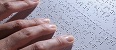 Immagine di mani che leggono il braille