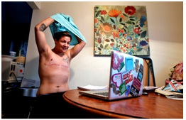 Nell'immagine  il ventunenne Niko Walker  mette a nudo il petto suYouTube per mostrare  le cicatrici della mastectomia. 