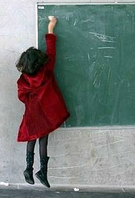 immagine di una bambina sospesa in aria, che scrive alla lavagna