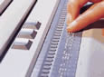 immagine di un display braille sfiorato dalle dita di una mano