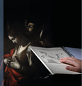 immagine raffigurante una mano che sfiora l'immagine del "Martirio di S. Orsola" sul libro tattile, sullo sfondo lo stesso dipinto del Caravaggio