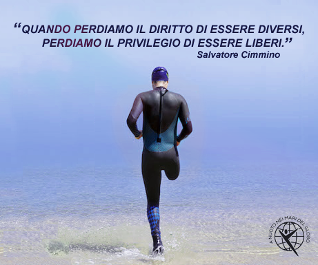 Il nuotatore paraolimpico, Salvatore Cimmino, si incammina verso il mare con in alto la scritta "quando perdiamo il diritto di essere diversi, perdiamo il privilegio di essere liberi".