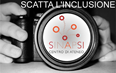 immagine raffigurante una macchina fotografica con il logo del Centro SInAPSi nell'obbiettivo e la scritta "SCATTA L'INCLUSIONE"