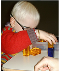 immagine raffigurante un bambino ipovedente intento a svolgere una attività di riabilitazione visiva