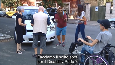 fotogramma del promo con personaggi intenti a parlare e il sottotitolo: Facciamo il solito spot per il Disability Pride?
