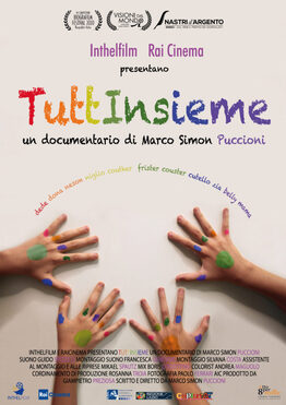 Titolo del docu-film "Tuttinsieme" con al centro quattro mani colorate di bambini