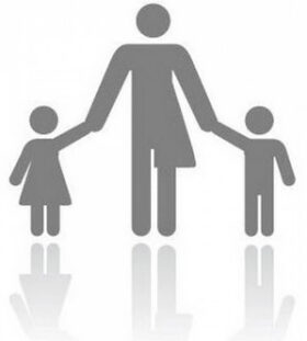 Famiglia con genitore gender free e due bambin*