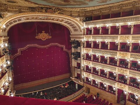 Immagine del Teatro San Carlo di Napoli visto dall' alto