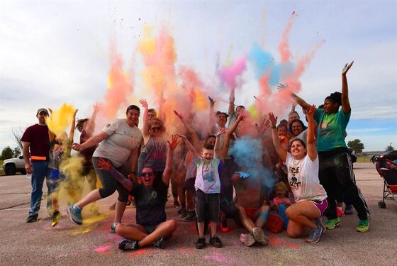 foto ritraente alcuni partecipanti durante un pride