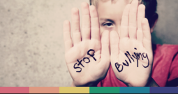 Bambino che mostra le mani sulle quali c'è la scritta "Stop Bullying"