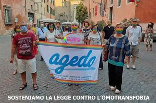 Gruppo Agedo che manifesta per sostenere la legge contro l'omobitransfobia