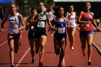 Atlete in corsa durante una gara