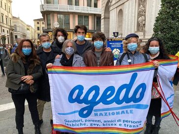 Gruppo Agedo con bandiera rainbow