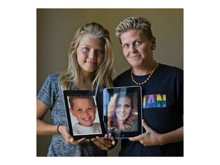 Immagine di due persone trans che mostrano le loro foto di com'erano prima della transizione