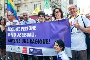 Gruppo di persone che manifestano per la visibilità delle persone asessuali, con in mano uno striscione che recita "Alcune persone sono asessuali. Fattene una ragione!"