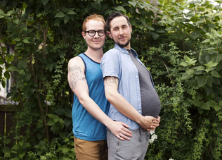 Immagine che rappresenta due genitori trans che si abbracciano