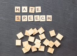 Tessere con la scritta hate speech