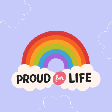 Cielo azzurro con nuvolette, al centro un arcobaleno e la scritta "Proud for life"