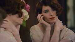 Immagine tratta dal film "The Danish girl" nella quale la protagonista ci guarda allo specchio