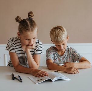 Bambini che leggono un libro