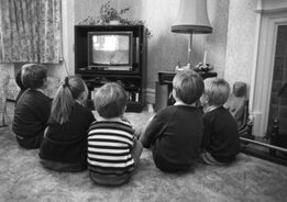 Bambini che guardano la tv