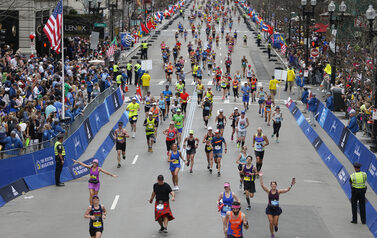 immagine di corridori tratta dalla maratona di Boston