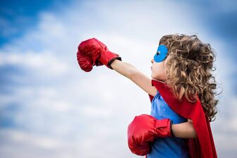 Bambina con maschera e guanti da boxe