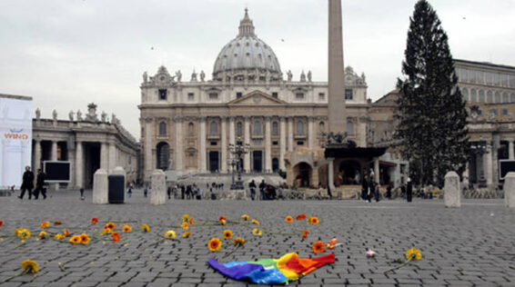 bandiera lgbt di fronte a un monumento storico