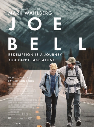 Copertina del film "Joe Bell" che ritrae padre e figlio mentre passeggiano per strada