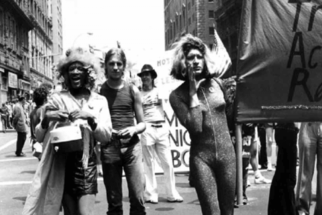 Gruppo di quattro persone durante i moti di Stonewall