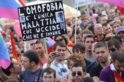 immagine di una manifestazione con un cartello che recita: "l'omofobia è l'unica malattia che uccide chi ne è immune!"
