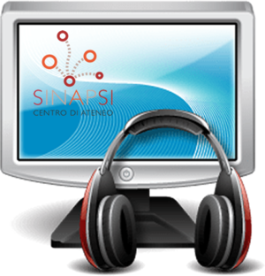 Immagine di un monitor con logo SInAPSi e con cuffie appoggiate