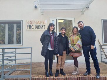 In foto rispettivamente all'entrata della sede del Centro Sinapsi: Cristina, Danilo, la Prof.ssa Anna Lisa Amodeo e il Dott. Claudio Cappotto 