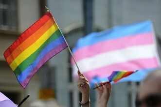 bandiera rainbow e bandiera trans per i diritti LGBTQI+