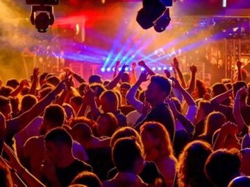 Gruppo di persone che balla in discoteca