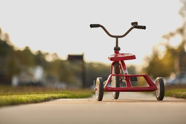 un triciclo simbolo dell'infanzia