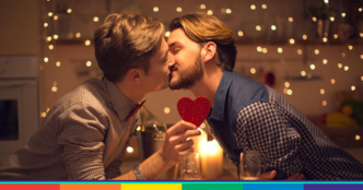 Coppia omosessuale che si bacia.