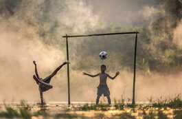 Bambini che giocano a pallone