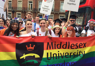 Studenti universitari con la bandiera rainbow